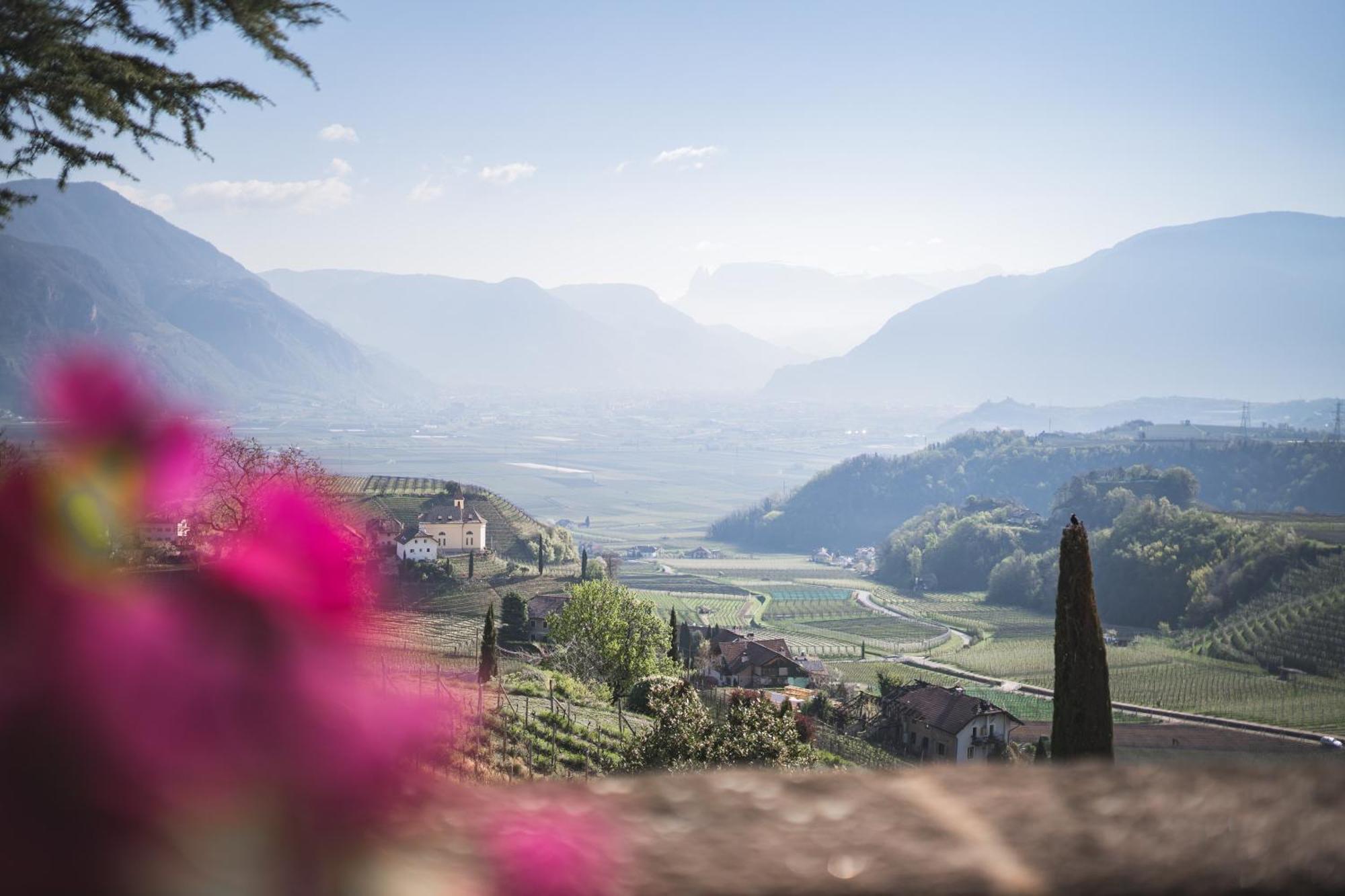 Schloss Hotel Korb Appiano Sulla Strada Del Vino Bagian luar foto