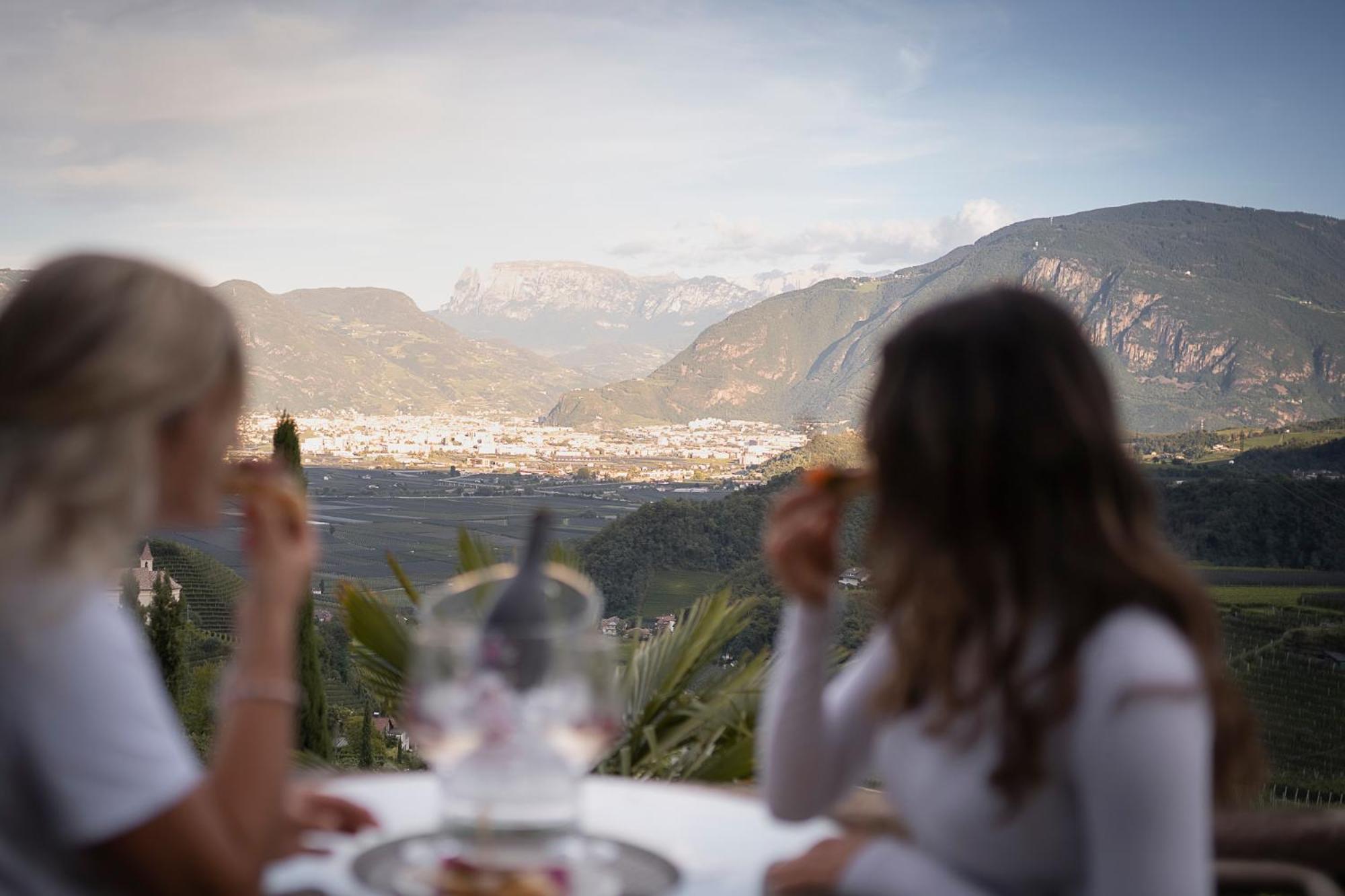 Schloss Hotel Korb Appiano Sulla Strada Del Vino Bagian luar foto